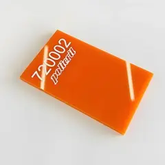 Un échantillon de plexi orange vif, portant le numéro 720002 et le mot "policril" en blanc.