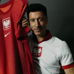 Robert Lewandowski prezentuje nowe koszulki reprezentacji Polski. Biało-czerwone barwy i orzeł na piersi to symbol naszej historii i dumy narodowej.