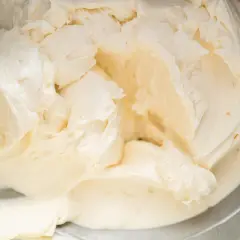 Cremige Buttercreme mit Pudding, die in einer Schüssel aufgeschlagen wird.