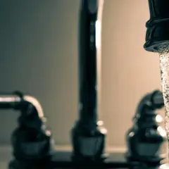 Eau du robinet qui coule, rappelant le danger du chlore. L'eau, source de vie, peut aussi cacher des risques.