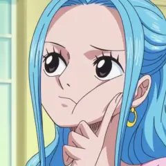 Miss Wednesday aus One Piece, mit blauen Haaren und einem roten Rosen-Accessoire, denkt nach.