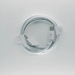 Biały kabel USB C, zwinięty w okrąg, z widocznymi złączami. Opis żył tego kabla jest kluczowy dla jego funkcjonalności.