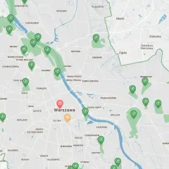 Mapa zielonych terenów Warszawy i okolic. Widać lewobrzeżna dzielnica warszawy z zaznaczonymi parkami i lasami.