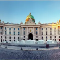 Majestatyczny pałac z zielonymi kopułami, który mógłby uchodzić za największy pałac na świecie.