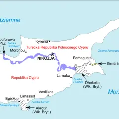 Mapa Cypru z zaznaczonym Morzem Śródziemnym, miastami jak Nikozja, Famagusta, Larnaka, Limassol, Paphos, Polis, Kyrenia, Morphou, Rizokarpaso, oraz strefami buforowymi ONZ.