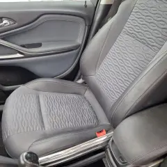 Wnętrze samochodu Opel Astra J: siedzenie z tapicerką i panel drzwi.