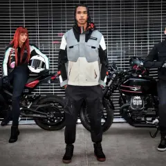 Tre giovani con abbigliamento bikers, pronti per un'avventura su due ruote. Stile e protezione per ogni motociclista.