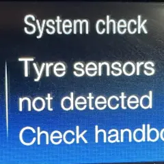 Ford Fiesta : "System check. Tyre sensors not detected". Vérifiez le manuel.