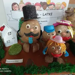 Figurki z ziemniaków przedstawiające rodzinę, ubrane w kapelusze i ubrania, na tle rysunku dzieci.