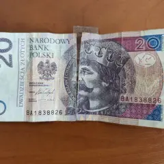 Rozdarty banknot 20 zł, sklejony taśmą. Czy można skleić banknoty? Tak, ale czy bank będzie je przyjmował?