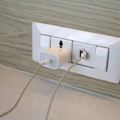 Nowoczesne gniazdka w Norwegii z portami USB, idealne do ładowania urządzeń.