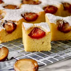 Saftiger Zwetschgenkuchen vom Blech, mit Puderzucker bestäubt und saftigen Zwetschgen belegt. Ein Genuss für jede Kaffeetafel.