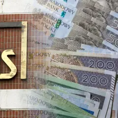 ZUS co to? Złote banknoty 500 i 200 zł leżą obok logo ZUS.