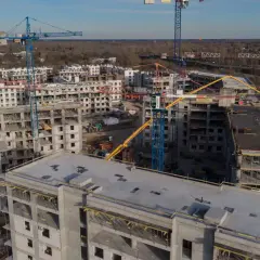 Budowa osiedla mieszkaniowego z dźwigami. Czy tu znajdziemy tanie mieszkania w Polsce?