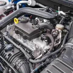 Silnik 1.8 TFSI z widocznymi elementami układu dolotowego i paliwowego.