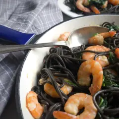 Pyszne spaghetti z krewetkami i szpinakiem – proste przepisy na obiad