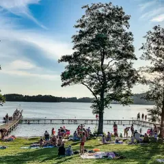 Jezioro Białe w Gostyninie: Opinie turystów o najczystszej plaży