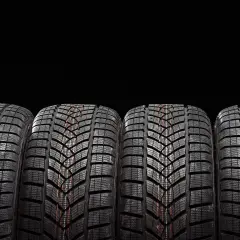 Cztery nowe opony zimowe z czerwonymi akcentami, idealne dla Peugeot 207. Sprawdź rozmiar kół!