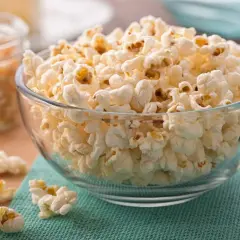 Chrupiąca góra popcornu w szklanej misce. Czy popcorn jest zdrowy? Zależy od dodatków!