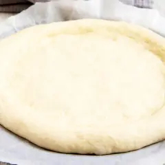 Flacher hefeteig ohne gehen, bereit für Belag.