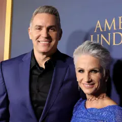 Brenda Warner und ihr Mann Kurt lächeln auf dem roten Teppich. Sie tragen elegante Kleidung.
