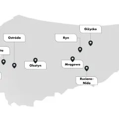 Mapa z zaznaczonymi miastami: Ostróda, Łukta, Iława, Olsztyn, Ryn, Giżycko, Mrągowo, Ruciane-Nida. Planujesz wyjazd gdzie na Mazury?