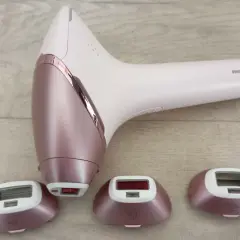 Elegancki depilator laserowy Philips z trzema nakładkami, idealny do tworzenia własnego rankingu depilatorów laserowych.