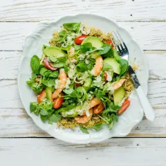 Ensalada fresca con quinoa, gambas, aguacate y tomates. Una deliciosa receta con quinoa, perfecta para una comida ligera y nutritiva.