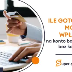 Ręka trzyma kartę płatniczą nad klawiaturą laptopa. Tekst pyta: ile gotówki można wpłacić na konto bankowe bez kontroli?