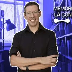 Hombre sonriente en biblioteca, con texto "Memoriza la Constitución". Aprender la constitución jugando es posible con este método.