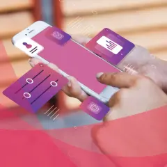 Dłonie trzymają smartfon, na którym widać ikony ustawień, profilu i wykresów. To nowoczesny czat rcs.