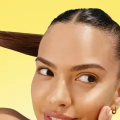 Mujer con cabello oscuro y liso, mostrando su brillo. ¡La vitamina C para el pelo es clave para un cabello radiante y saludable!