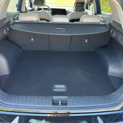 Pusty bagażnik Kia Sportage, gotowy na podróż. Sprawdź, jak jego wymiary pomieszczą wszystko, czego potrzebujesz.
