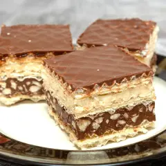 Trzy kawałki czekoladowego ciasta z orzechami, przygotowane według starego przepisu na wafle.