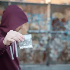 Czy bliska osoba bierze dopalacze? Rozpoznaj objawy i znajdź pomoc.