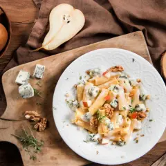 Pâtes crémeuses aux noix et dés de pommes, parsemées de gorgonzola. Un délice gourmand.