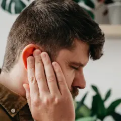 Ból ucha: Szybka ulga, domowe triki i kiedy pilnie do lekarza?