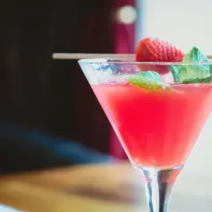Orzeźwiające szklanki na drinki z truskawką i miętą, idealne na letnie popołudnie.