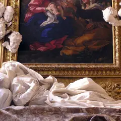 Scultura di Santa Ludovica in estasi, con angeli putti e un dipinto sullo sfondo.