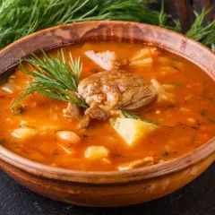 Aksamitna zupa ogonowa przepis na rozgrzewający obiad. Mięso, ziemniaki i koperek w aromatycznym bulionie.