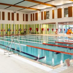 Basen w Brochowie Wrocław. Torów pływackich z pomostami startowymi i kolorowymi ścianami.