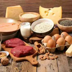 Viande, poulet, œufs, fromage, lait, lentilles, avoine, noix et amandes : une sélection d'aliments riches en acides aminés essentiels pour une alimentation équilibrée.