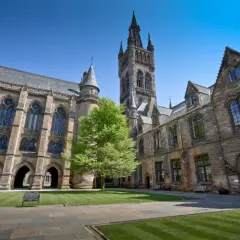 Gotycka architektura Uniwersytetu w Glasgow, z charakterystyczną wieżą, zaprasza do odkrywania historii tego miasta.