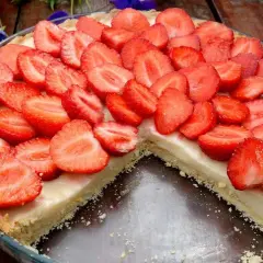 Tarta budyniowa z truskawkami! Jak stworzyć ten letni deser marzeń?