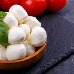 Czy mozzarella jest dietetyczna? Sprawdź jej wartości odżywcze i kalorie