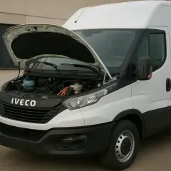 Biały Iveco Stralis z otwartą maską, ukazującą silnik i elementy elektryczne.