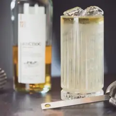 Ile kalorii ma gin z tonikiem? Poznaj prawdę o popularnym drinku