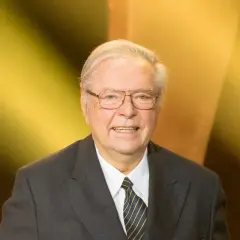 Uśmiechnięty Krzysztof Zanussi w garniturze, z okularami. Może opowiadać o swoich dzieciach.