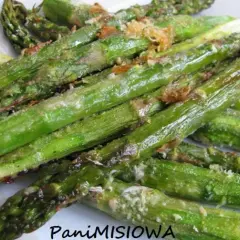Pyszne, soczyste szparagi z piekarnika, lekko przypieczone i posypane parmezanem. Idealne jako dodatek lub samodzielne danie.