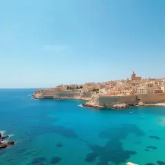 Malta, z jej turkusowym morzem i zabytkową architekturą, to idealne miejsce na wakacje.
